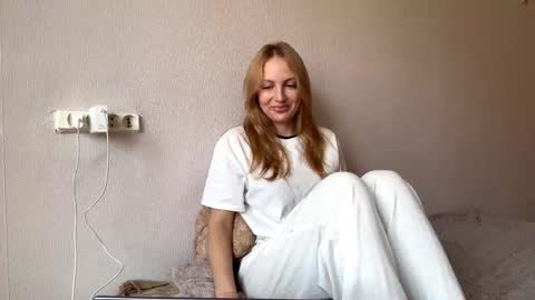 Snapshot of kerryrusell chatting on 11.12.25 Elizabeth online show from 11.12.25