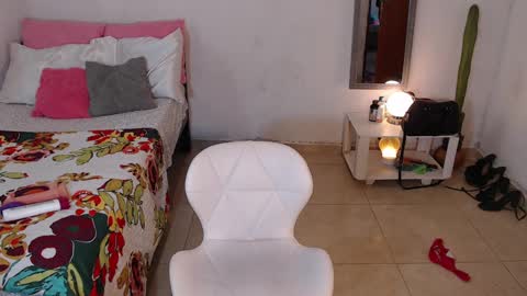 Mia  online show from 02.06.25