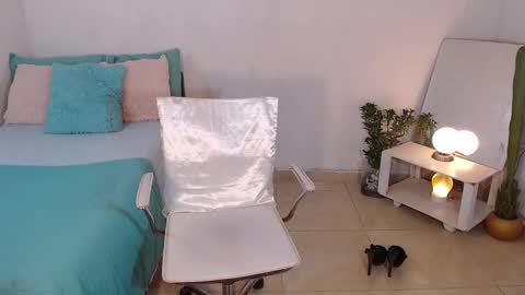 Mia  online show from 02.22.25