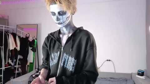 Snapshot of kessy_white chatting on 10.31.25 Kessy online show from 10.31.25