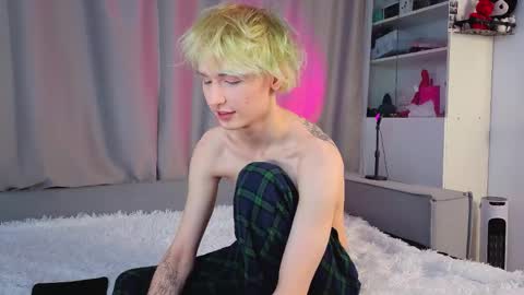 Snapshot of kessy_white chatting on 12.17.25 Kessy online show from 12.17.25