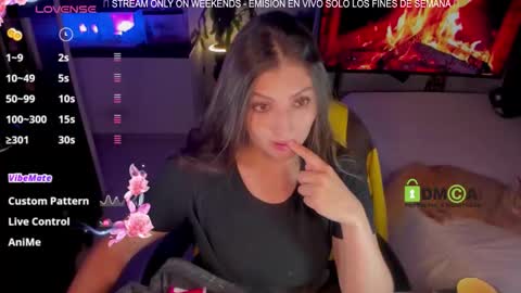 Snapshot of khionebesset chatting on 12.21.25 Khi. online show from 12.21.25