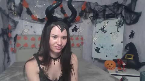 Snapshot of kiaracriegs chatting on 10.31.25 Kara online show from 10.31.25