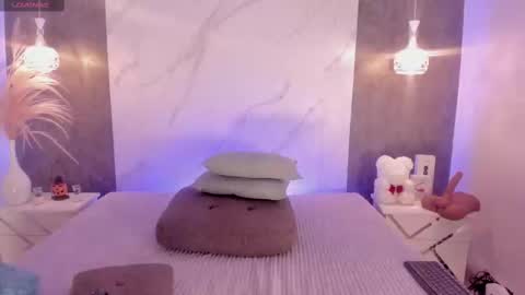 Snapshot of kiiimthompson chatting on 10.12.25 Kim Thompson online show from 10.12.25