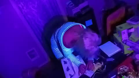 kikilovespartylights online show from 12.18.24