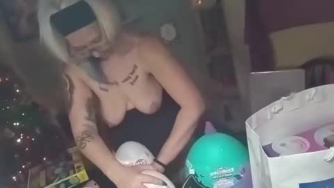 kikilovespartylights online show from 12.21.24