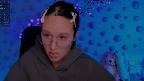 Snapshot of kim_classy chatting on 12.18.25 kim_classy online show from 12.18.25