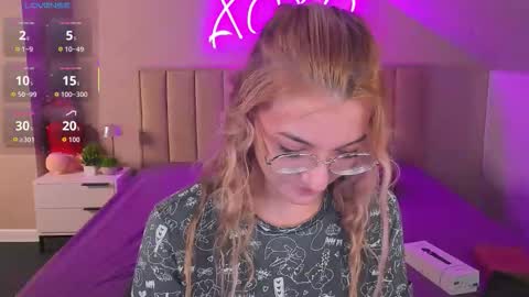 Snapshot of kimberlly_smith chatting on 11.30.25 kimberlly_smith online show from 11.30.25