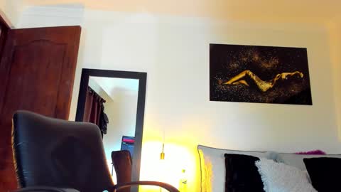 Snapshot of kimberlybanks2 chatting on 11.25.25 Kimberly Banks online show from 11.25.25