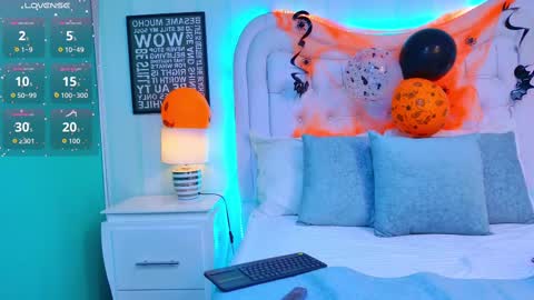 Snapshot of kimbrookss chatting on 10.25.25 KimBrooks online show from 10.25.25