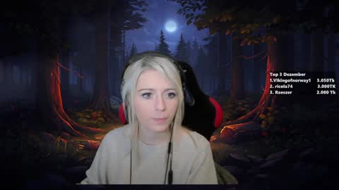 Snapshot of kimilee22 chatting on 12.11.24 Wolfs Girl online show from 12.11.24