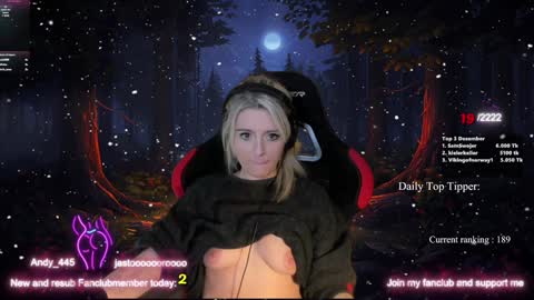 Snapshot of kimilee22 chatting on 12.18.24 Wolfs Girl online show from 12.18.24