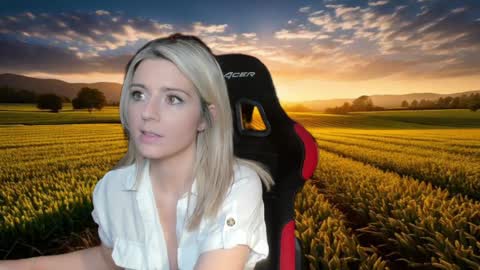 Snapshot of kimilee22 chatting on 12.20.24 Wolfs Girl online show from 12.20.24