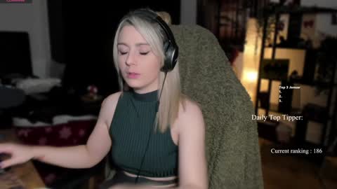 Snapshot of kimilee22 chatting on 01.05.25 Wolfs Girl online show from 01.05.25