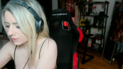 Snapshot of kimilee22 chatting on 03.12.25 Wolfs Girl online show from 03.12.25