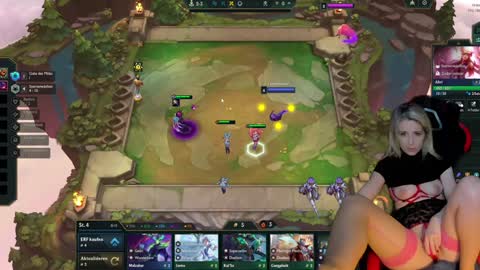 Snapshot of kimilee22 chatting on 09.20.25 Wolfs Girl online show from 09.20.25