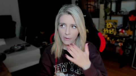 Snapshot of kimilee22 chatting on 09.23.25 Wolfs Girl online show from 09.23.25