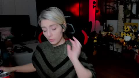 Snapshot of kimilee22 chatting on 09.30.25 Wolfs Girl online show from 09.30.25