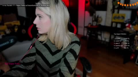 Snapshot of kimilee22 chatting on 10.08.25 Wolfs Girl online show from 10.08.25