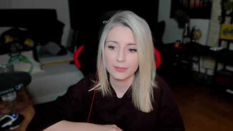 Snapshot of kimilee22 chatting on 10.15.25 Wolfs Girl online show from 10.15.25