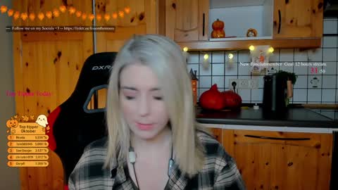 Snapshot of kimilee22 chatting on 10.25.25 Wolfs Girl online show from 10.25.25