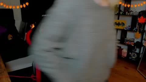 Snapshot of kimilee22 chatting on 10.29.25 Wolfs Girl online show from 10.29.25