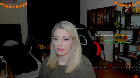 Snapshot of kimilee22 chatting on 11.22.25 Wolfs Girl online show from 11.22.25