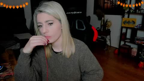 Snapshot of kimilee22 chatting on 11.25.25 Wolfs Girl online show from 11.25.25