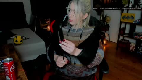 Snapshot of kimilee22 chatting on 11.27.25 Wolfs Girl online show from 11.27.25