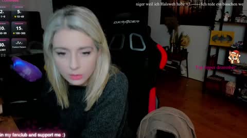 Snapshot of kimilee22 chatting on 12.14.25 Wolfs Girl online show from 12.14.25