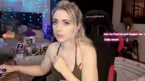 Snapshot of kimilee22 chatting on 07.18.26 Wolfs Girl online show from 07.18.26