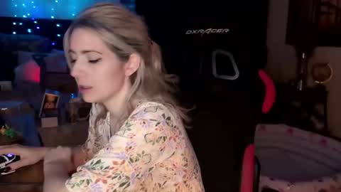 Snapshot of kimilee22 chatting on 07.19.26 Wolfs Girl online show from 07.19.26