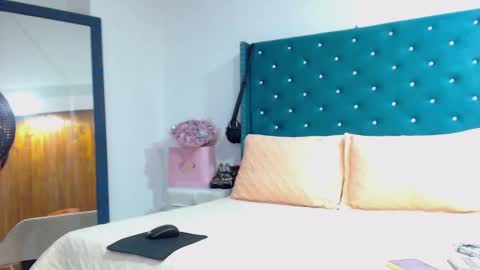 Snapshot of kimscarleth chatting on 12.17.25 Kim online show from 12.17.25