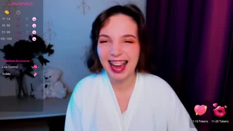 Snapshot of kindhazelhere_ chatting on 11.18.25 Hazel online show from 11.18.25