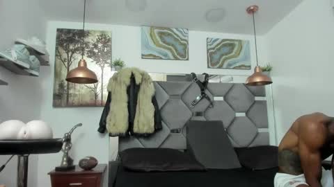 Snapshot of king_fitt_ chatting on 12.29.24 HOT MEN BLACK online show from 12.29.24