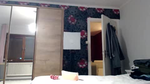 Snapshot of kingandprincess chatting on 11.21.25 sexysexyhotwetpinkredpussy online show from 11.21.25