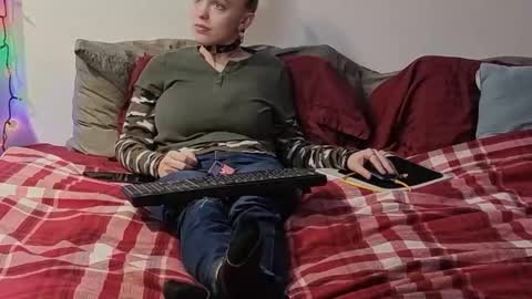 Snapshot of kingdidi530 chatting on 12.17.25 Scarred Thighs online show from 12.17.25