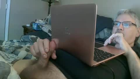 Snapshot of kingtongue10 chatting on 01.01.25 kingtongue10 online show from 01.01.25