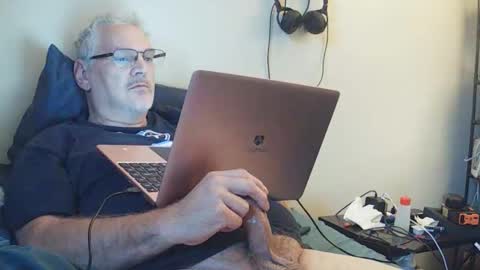 Snapshot of kingtongue10 chatting on 10.21.25 kingtongue10 online show from 10.21.25