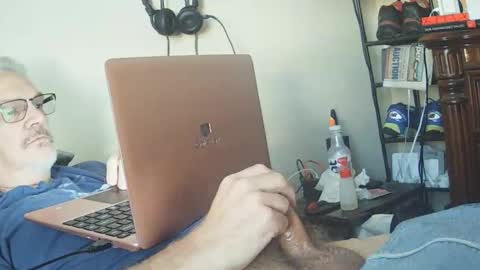 Snapshot of kingtongue10 chatting on 12.19.25 kingtongue10 online show from 12.19.25