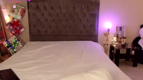 Snapshot of kinkyelise chatting on 12.20.25 Jenny online show from 12.20.25