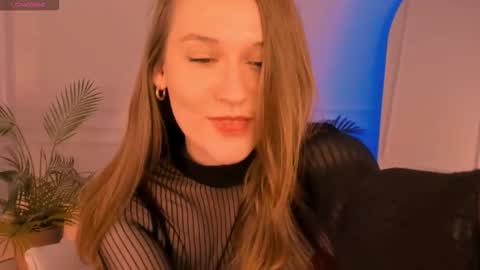 Snapshot of kiragold_ chatting on 11.17.25 Kira online show from 11.17.25