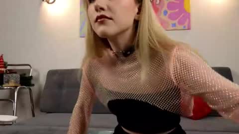 Snapshot of kisschristie__ chatting on 12.13.25 christie online show from 12.13.25