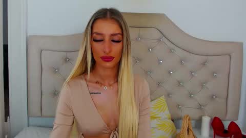 Snapshot of kissnatalie chatting on 11.19.25 Natalie online show from 11.19.25