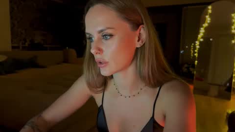 Snapshot of kissnova_ chatting on 10.08.25 Emma online show from 10.08.25