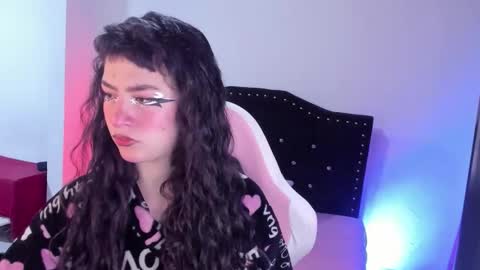 Snapshot of kitty__chs chatting on 12.18.25 kitty__chs online show from 12.18.25