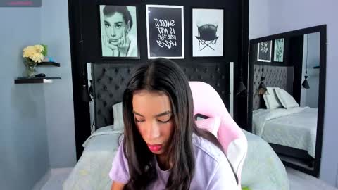Snapshot of kitty_collins_ chatting on 10.02.25 Kitty online show from 10.02.25