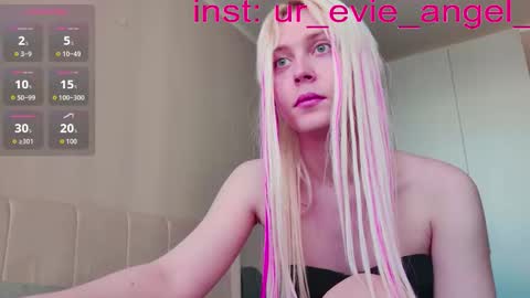 Snapshot of kitty_dora chatting on 03.25.26 Evelyn online show from 03.25.26