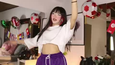 Snapshot of kitty_eliffe chatting on 06.18.26 kitty online show from 06.18.26