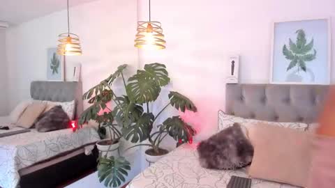 Snapshot of kitty_pam chatting on 11.18.25 Kitty online show from 11.18.25